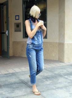 Gwen Stefani feet photo thumbnail