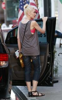 Gwen Stefani feet photo thumbnail