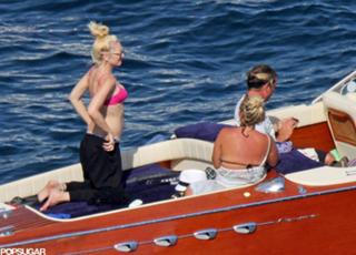 Gwen Stefani feet photo thumbnail