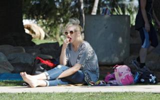 Gwen Stefani feet photo thumbnail