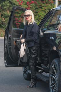 Gwen Stefani feet photo thumbnail