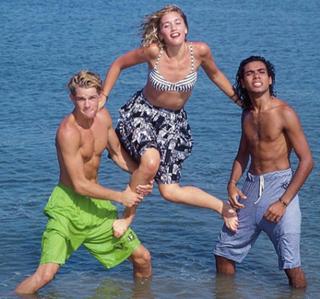 Gwen Stefani feet photo thumbnail