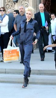 Gwen Stefani feet photo thumbnail