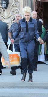 Gwen Stefani feet photo thumbnail