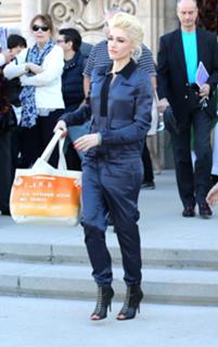 Gwen Stefani feet photo thumbnail