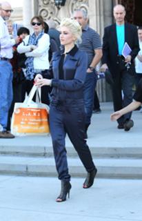 Gwen Stefani feet photo thumbnail