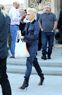 Gwen Stefani feet photo thumbnail