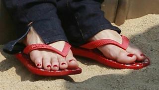Gwen Stefani feet photo thumbnail