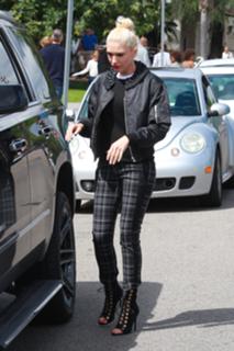 Gwen Stefani feet photo thumbnail