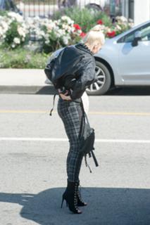 Gwen Stefani feet photo thumbnail