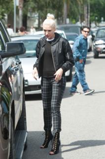 Gwen Stefani feet photo thumbnail