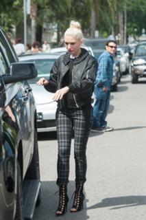 Gwen Stefani feet photo thumbnail