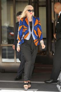 Gwen Stefani feet photo thumbnail