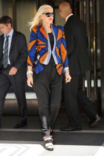 Gwen Stefani feet photo thumbnail