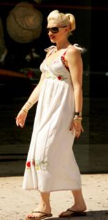 Gwen Stefani feet photo thumbnail