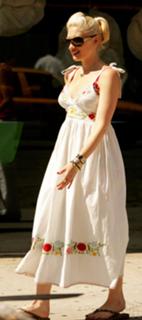 Gwen Stefani feet photo thumbnail