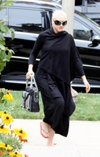 Gwen Stefani feet photo thumbnail