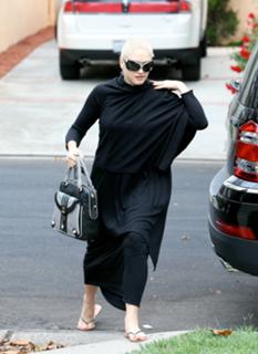 Gwen Stefani feet photo thumbnail