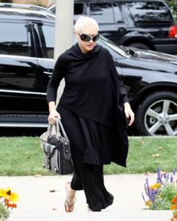 Gwen Stefani feet photo thumbnail