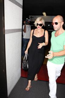 Gwen Stefani feet photo thumbnail