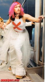 Gwen Stefani feet photo thumbnail