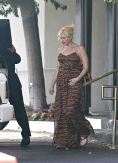 Gwen Stefani feet photo thumbnail
