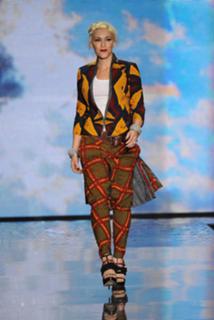 Gwen Stefani feet photo thumbnail