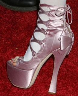 Gwen Stefani feet photo thumbnail