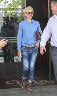 Gwen Stefani feet photo thumbnail