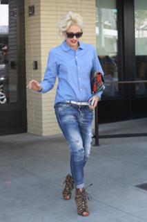 Gwen Stefani feet photo thumbnail