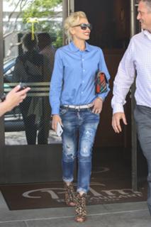 Gwen Stefani feet photo thumbnail