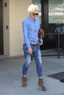 Gwen Stefani feet photo thumbnail