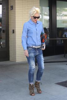 Gwen Stefani feet photo thumbnail