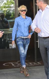 Gwen Stefani feet photo thumbnail