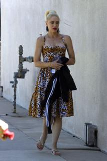 Gwen Stefani feet photo thumbnail