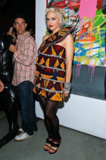 Gwen Stefani feet photo thumbnail