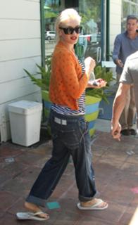 Gwen Stefani feet photo thumbnail