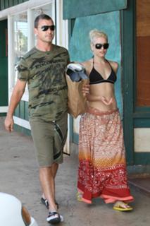 Gwen Stefani feet photo thumbnail