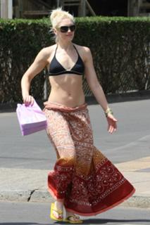 Gwen Stefani feet photo thumbnail