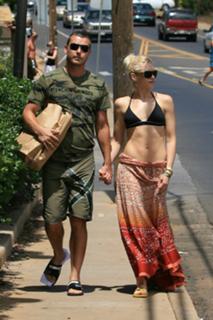 Gwen Stefani feet photo thumbnail