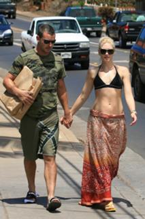 Gwen Stefani feet photo thumbnail