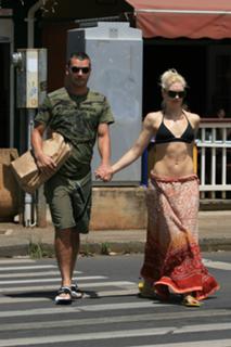 Gwen Stefani feet photo thumbnail