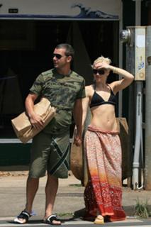 Gwen Stefani feet photo thumbnail