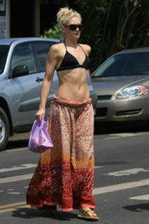 Gwen Stefani feet photo thumbnail