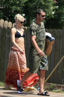 Gwen Stefani feet photo thumbnail