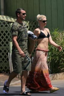 Gwen Stefani feet photo thumbnail