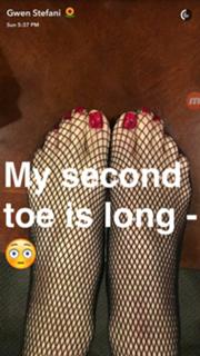 Gwen Stefani feet photo thumbnail