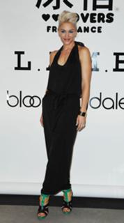 Gwen Stefani feet photo thumbnail