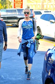 Gwen Stefani feet photo thumbnail