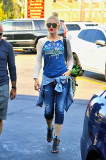 Gwen Stefani feet photo thumbnail
